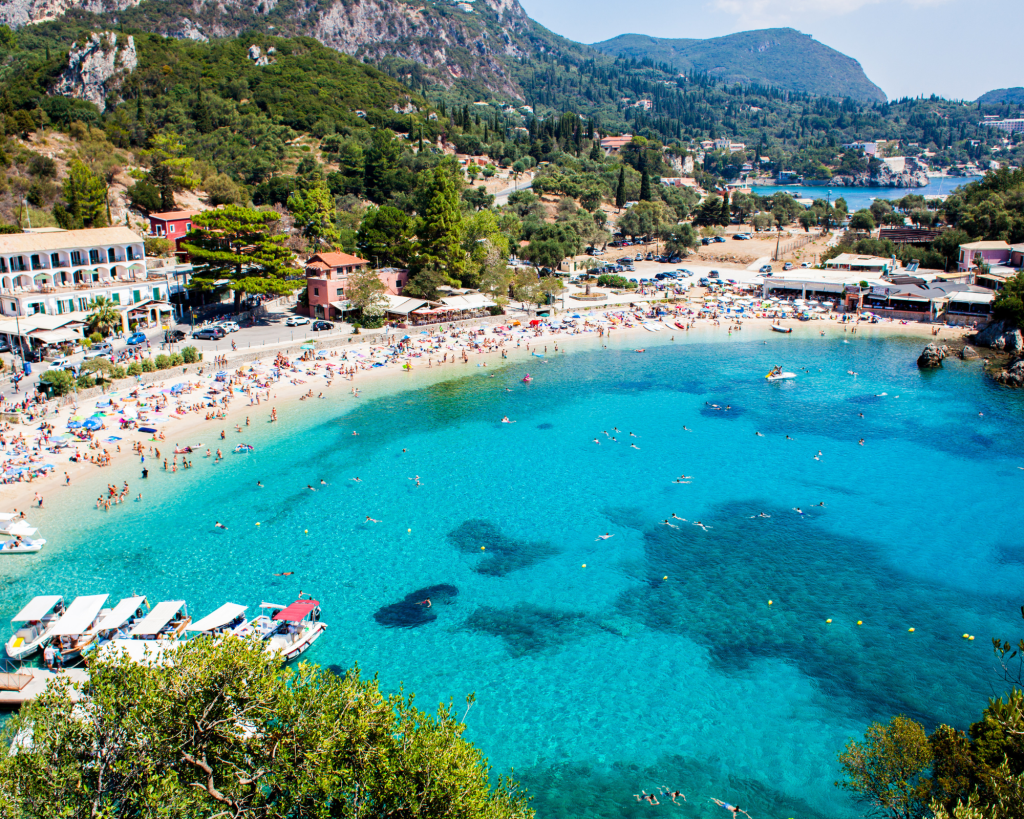 Dove alloggiare a Corfù: per chi è alla ricerca di un posto sito su una bella spiaggia con una movida tranquilla allora Palaiokastritsa è il posto più indicato 