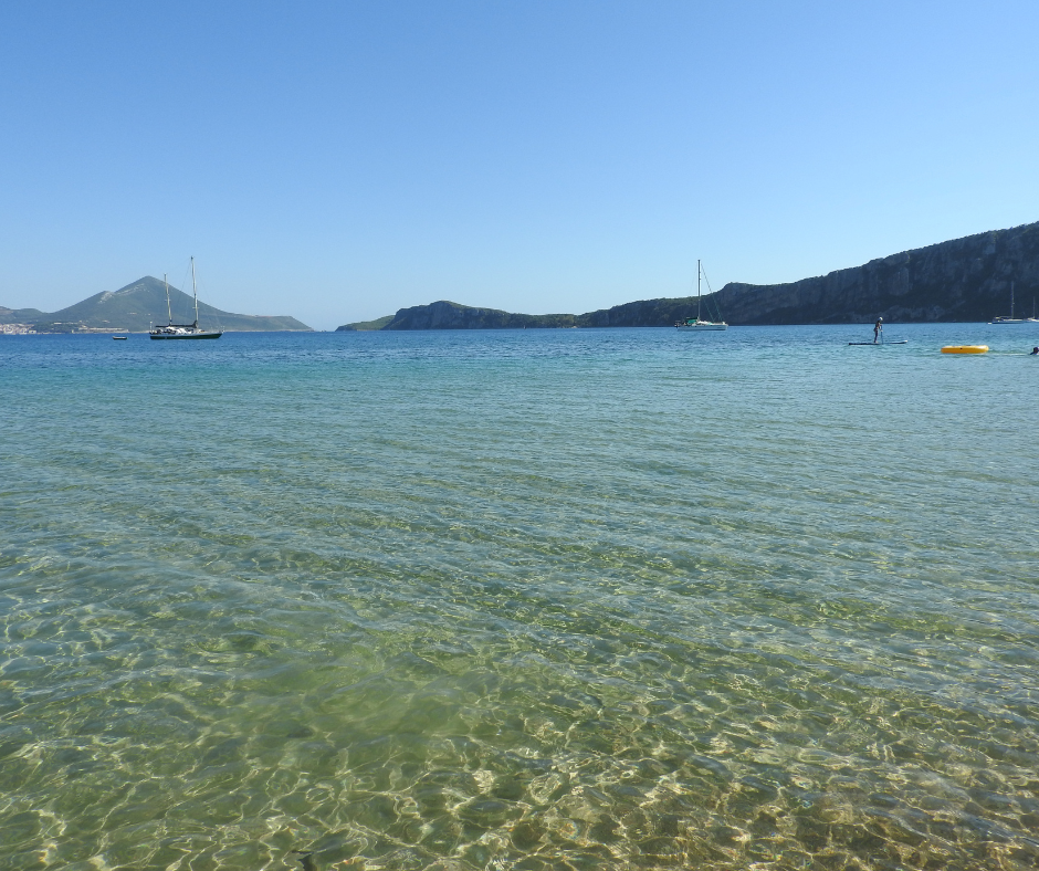 La spiaggia di Chrissi Ammos della Baia di Gialova è consigliata per chi cerca un mare meraviglioso, una spiaggia lontana dalla confusione, e vuole godersi i tipici colori del mare greco in questo angolo di verde Messenia.
