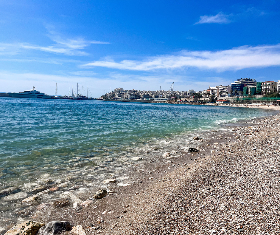Voglia di un tuffo veloce a Pireo? Raggiungi la spiaggia di Votsalakia