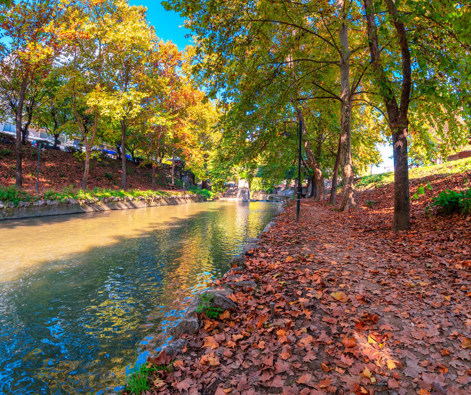 Foliage in Grecia: ponte di Trikala che collega la cittadina al quartiere di Manavika. 