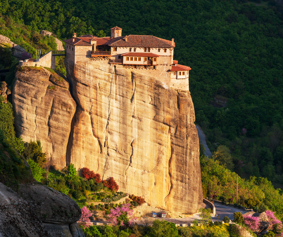 Visitare i monasteri di Meteore è l'ideale in durante il periodo primaverile