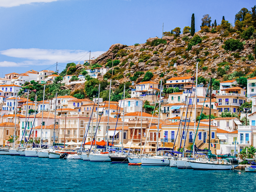 Vista sul lungomare di Poros