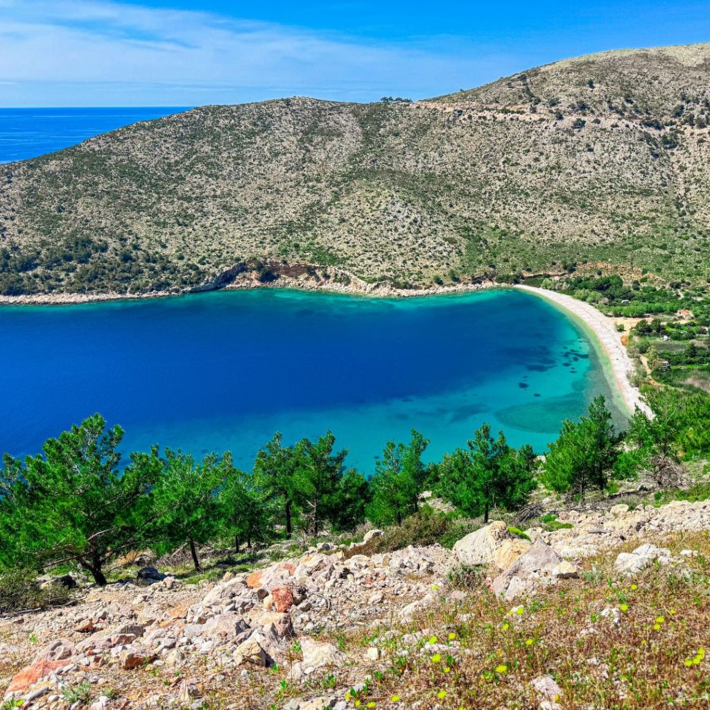 Spiaggia di Elinta vista dall'alto mentre si scende il tornate in auto. 