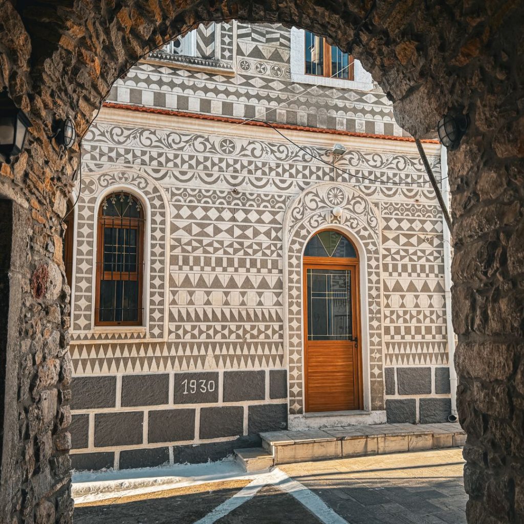 Pyrgi villaggio iconico dell'isola di Chios per via delle sue abitazioni decorate tramite tecnica xysta