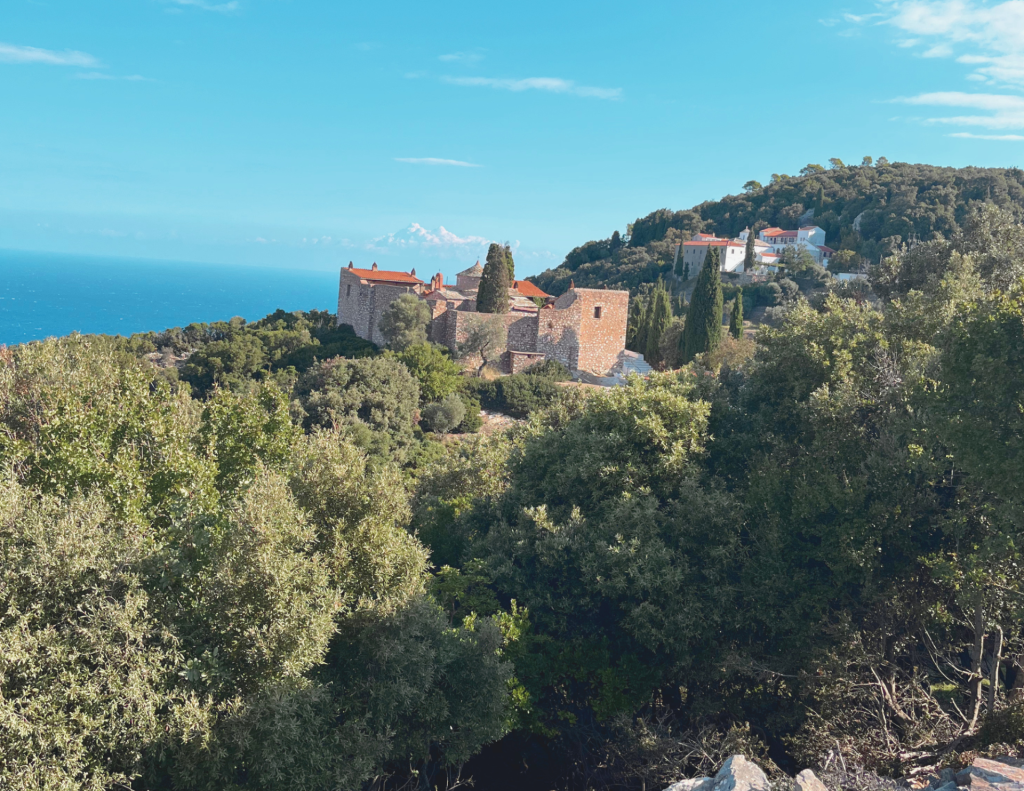 Vista panoramica sul monastero di Agia Varvara, uno dei monasteri di Skopelos