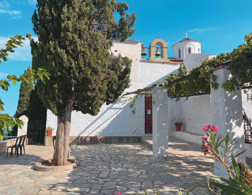 Ingresso al monastero di Agios Prodromos con vista panoramica su Skopelos