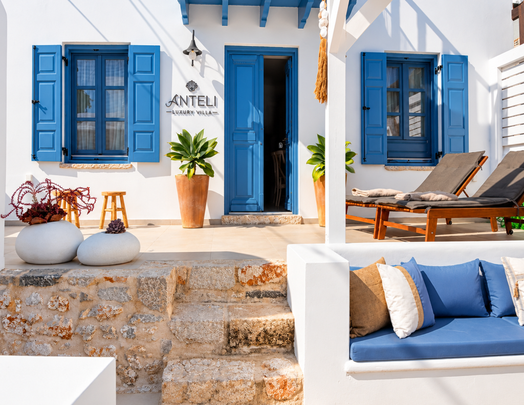 Ingresso di Anteli Luxury Villa a Chalki con porte e finestre blu