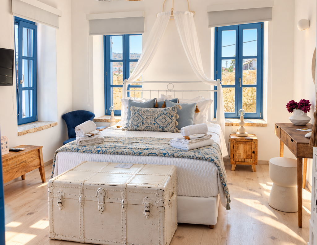 Dove dormire a Chalki - Camera da letto di Anteli Luxury Villa con finestre blu e letto matrimoniale