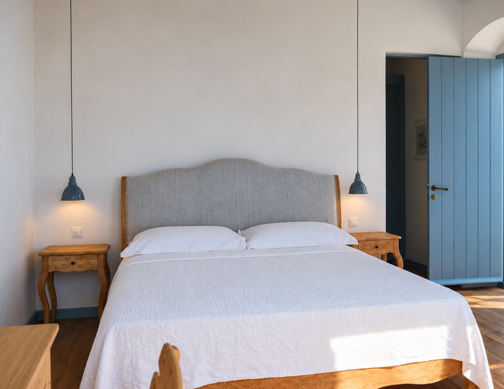 Captain’s Room di The Anchor House a Symi con letto matrimoniale e arredi mediterranei