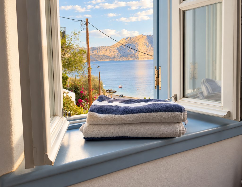 Finestra della Captain’s Room di The Anchor House con vista mare su Symi